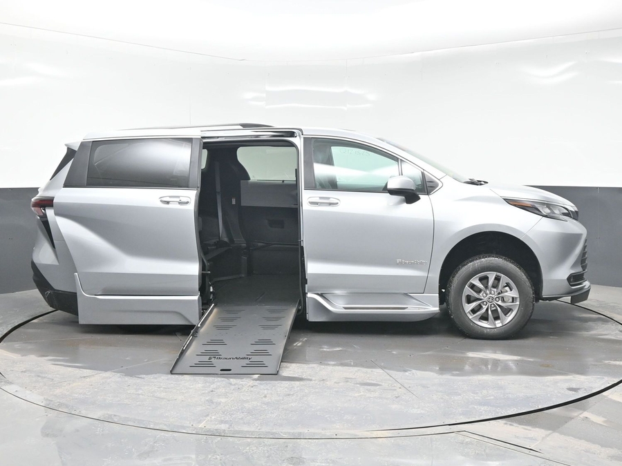 New 2025 Toyota Sienna Hybrid XLE Plus - BraunAbility Side Entry Entry Fold Out Automatic Ramp