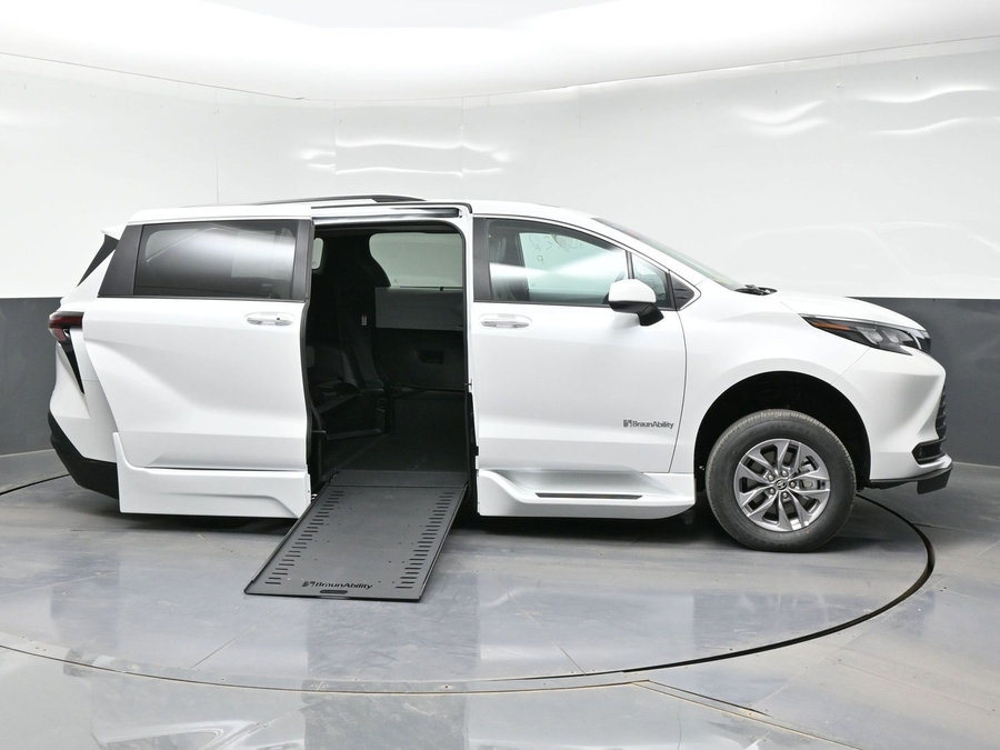 White Toyota Sienna image number 7