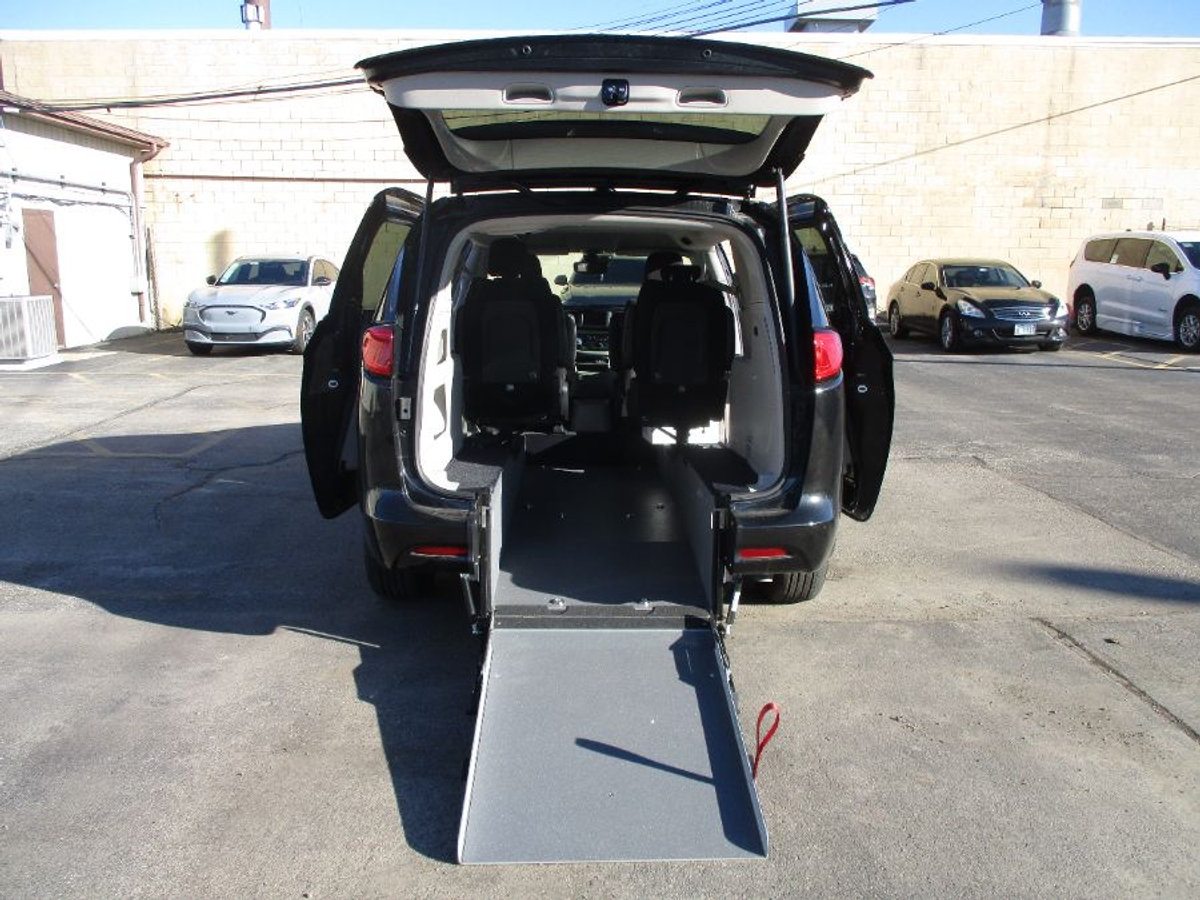 2024 CHRYSLER VOYAGER - Image 1