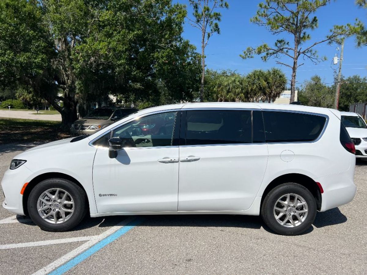 2024 CHRYSLER PACIFICA - Image 2