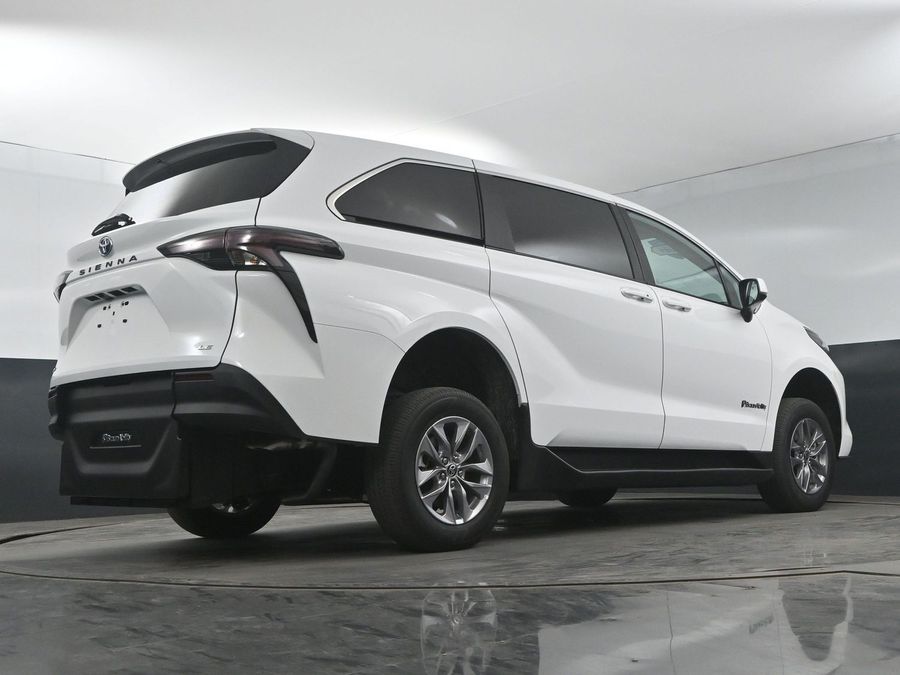 New 2025 Toyota Sienna Hybrid LE 8-Passenger - BraunAbility Commercial Rear Entry Entry Fold Out Manual Ramp