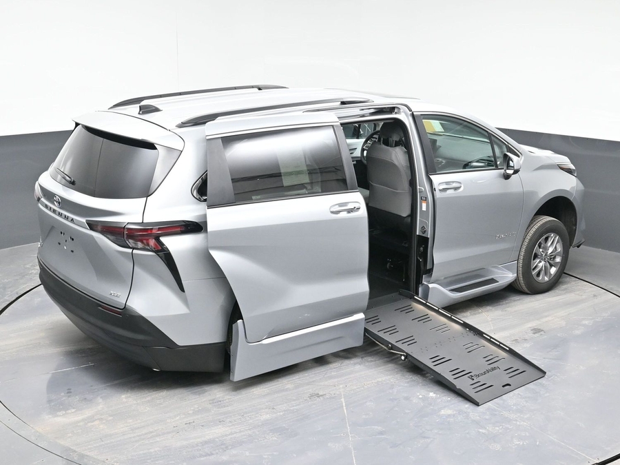 New 2025 Toyota Sienna Hybrid XLE Plus - BraunAbility Side Entry Entry Fold Out Automatic Ramp