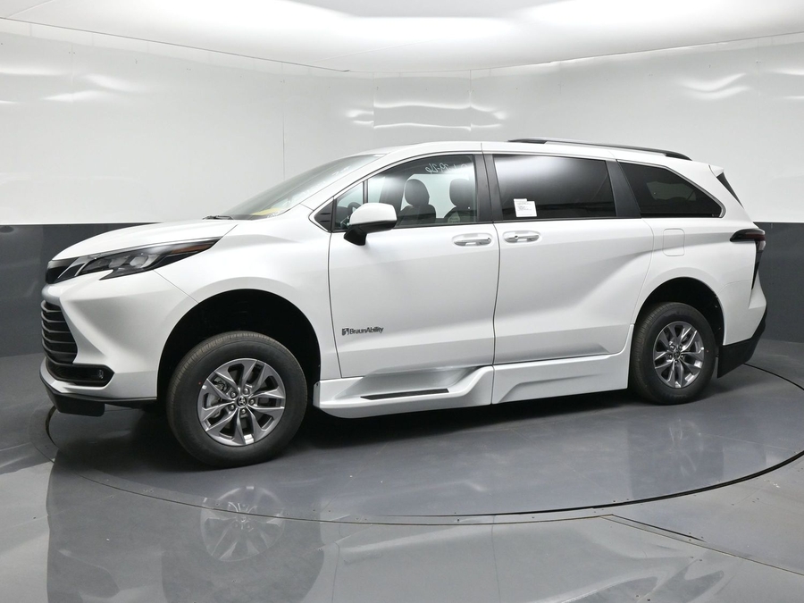 White Toyota Sienna image number 2