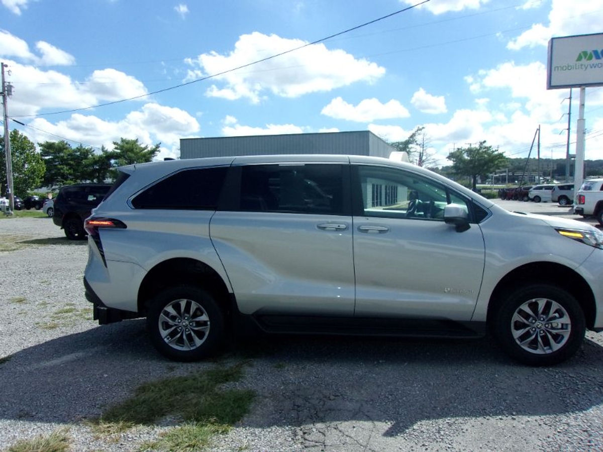 2025 TOYOTA SIENNA - Image 5