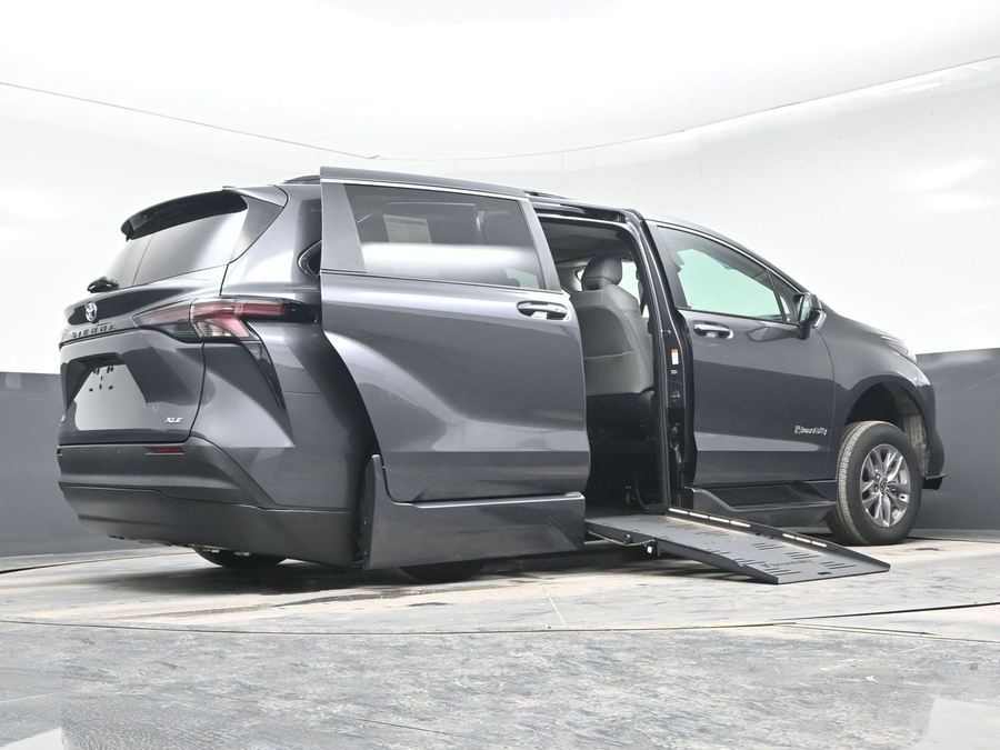 New 2025 Toyota Sienna Hybrid XLE Plus - BraunAbility Side Entry Entry Fold Out Automatic Ramp