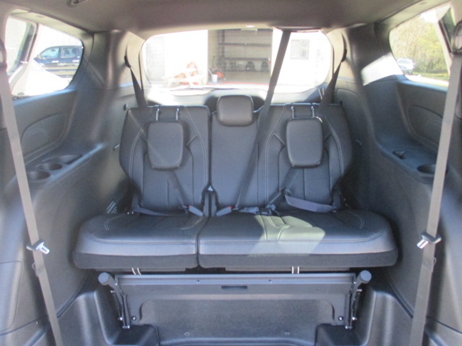 Black Chrysler Pacifica image number 9