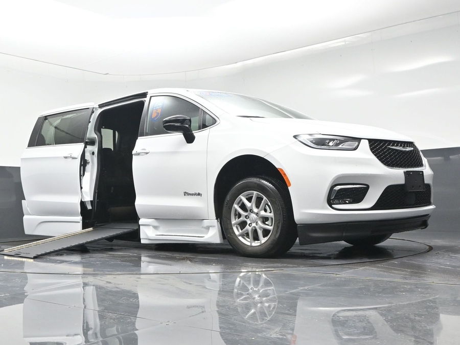 Used 2025 Chrysler Pacifica Select Safety - BraunAbility Side Entry In Floor Automatic Ramp