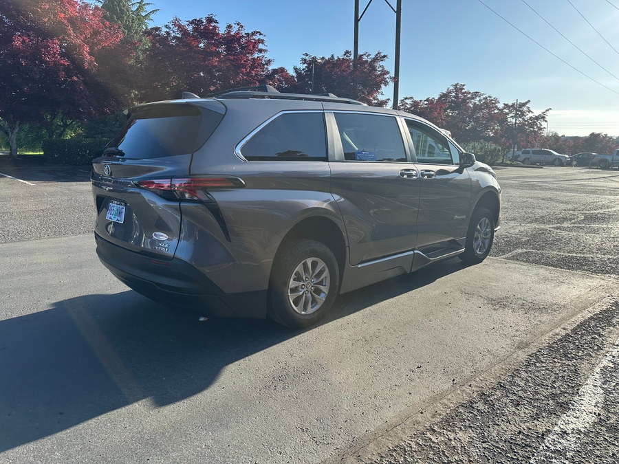 Used 2022 Toyota Sienna Hybrid XLE - BraunAbility Side Entry Entry In Floor Automatic Ramp