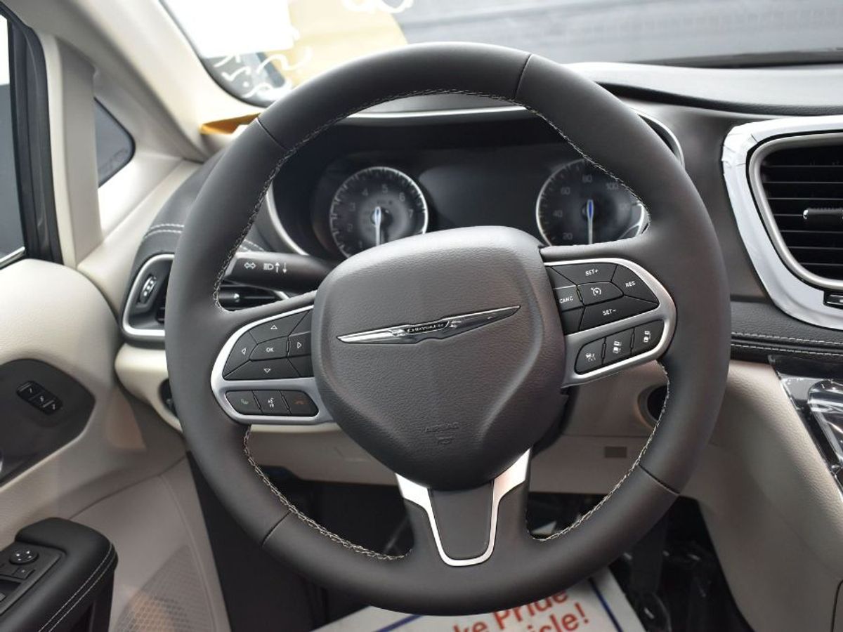 Grey Chrysler Pacifica image number 17