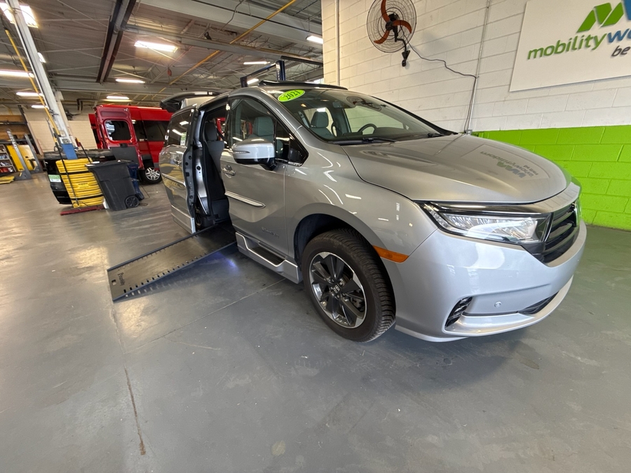 Silver Honda Odyssey image number 1