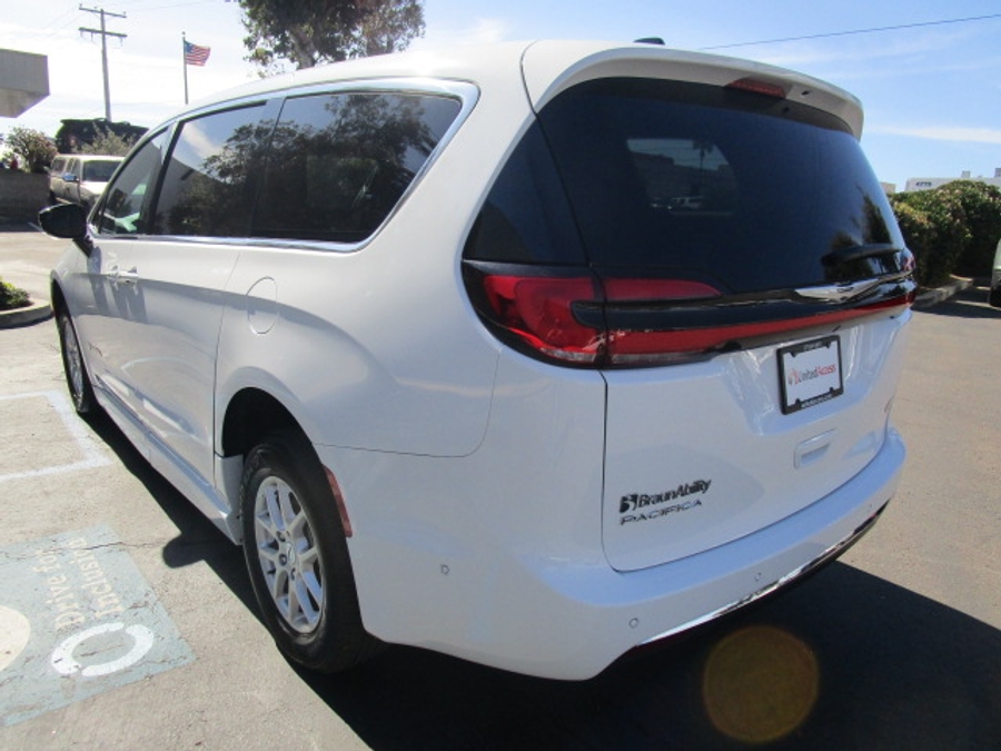 New 2025 Chrysler Pacifica Select Safety - BraunAbility Side Entry Entry Fold Out Automatic Ramp
