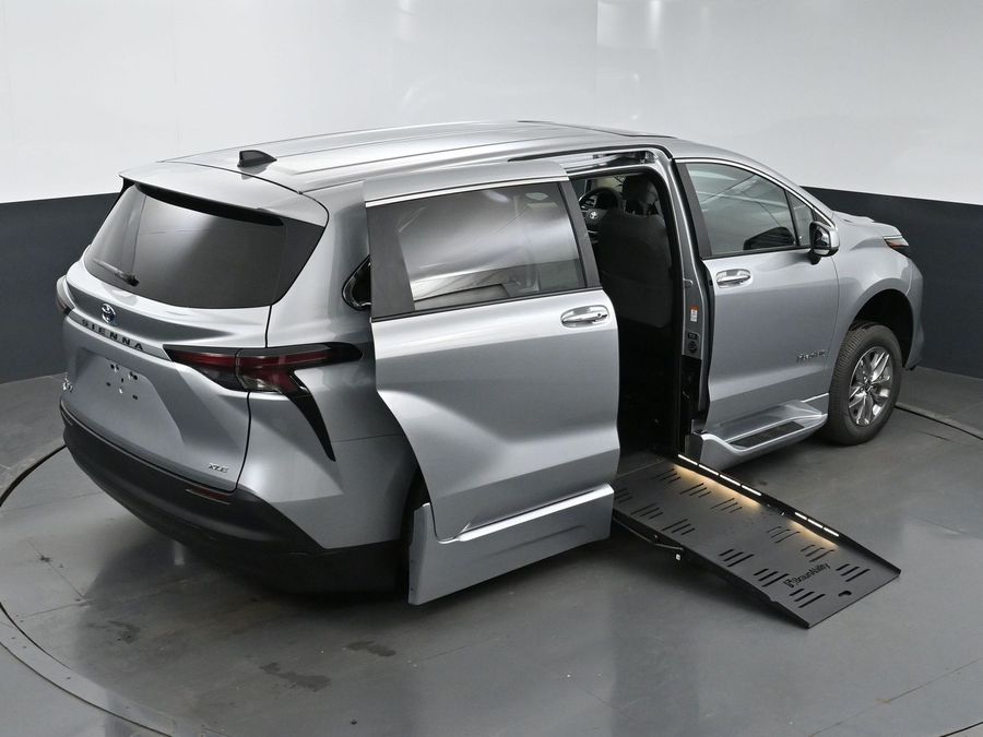 New 2025 Toyota Sienna Hybrid XLE Base - BraunAbility Side Entry Entry Fold Out Automatic Ramp