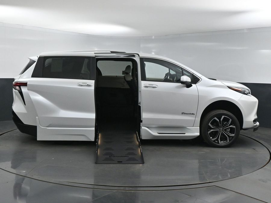 New 2025 Toyota Sienna Hybrid Platinum - BraunAbility Side Entry Entry Fold Out Automatic Ramp