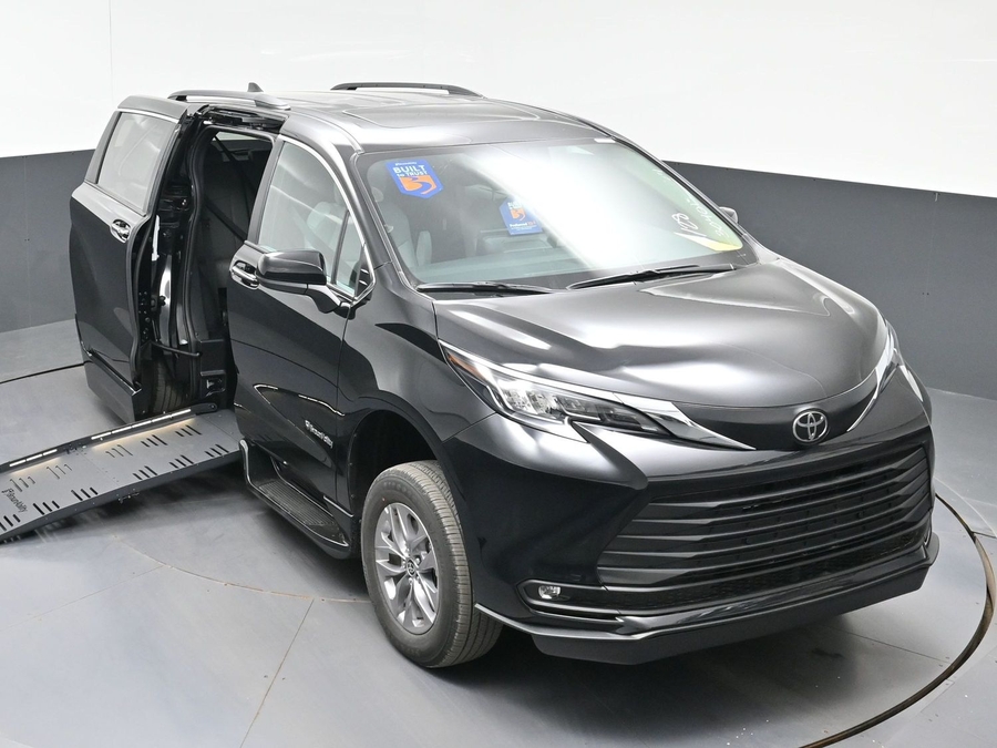 Black Toyota Sienna image number 19