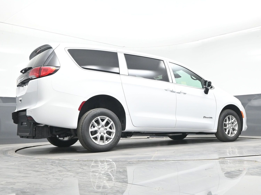 White Chrysler Voyager image number 8