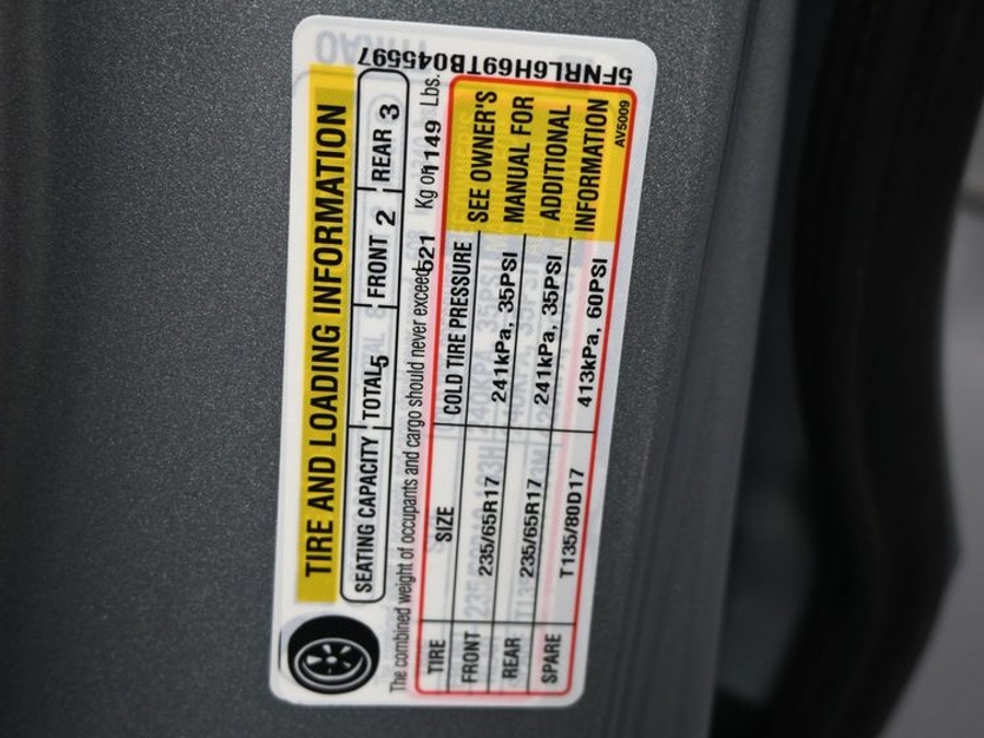 Silver Honda Odyssey image number 20