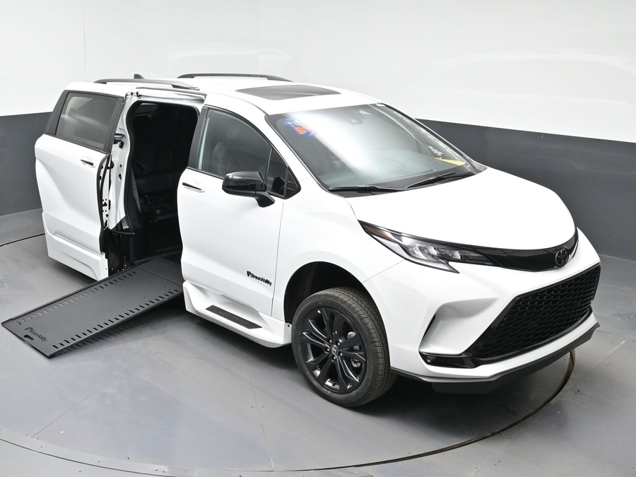 New 2026 Toyota Sienna Hybrid XSE Sport - BraunAbility Side Entry Entry In Floor Automatic Ramp