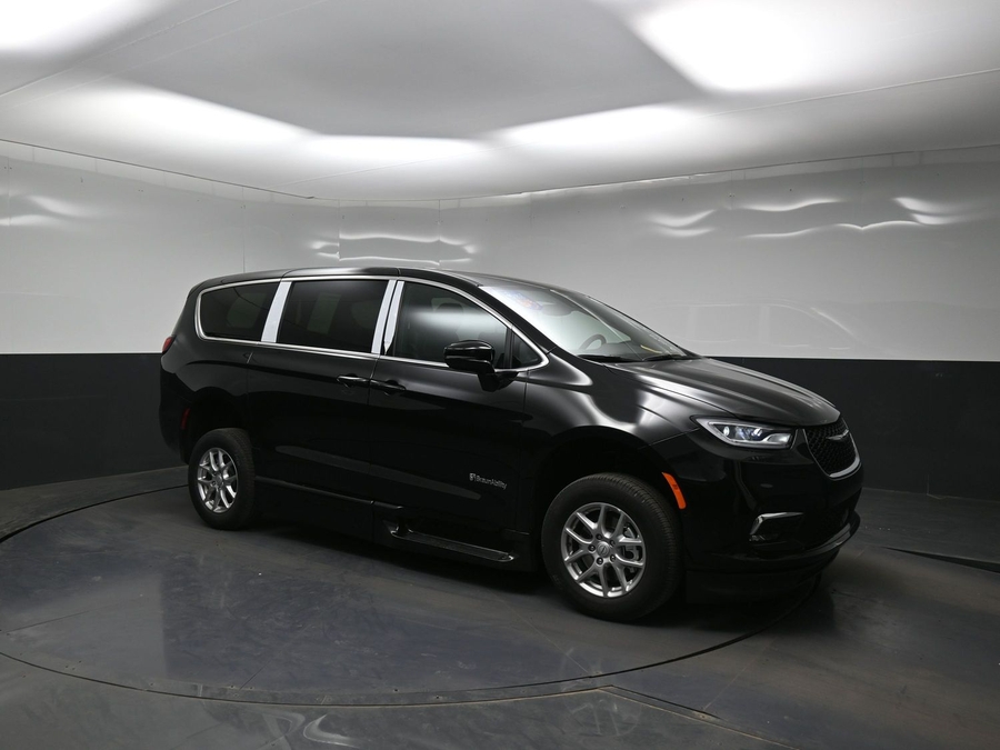 Black Chrysler Pacifica image number 14