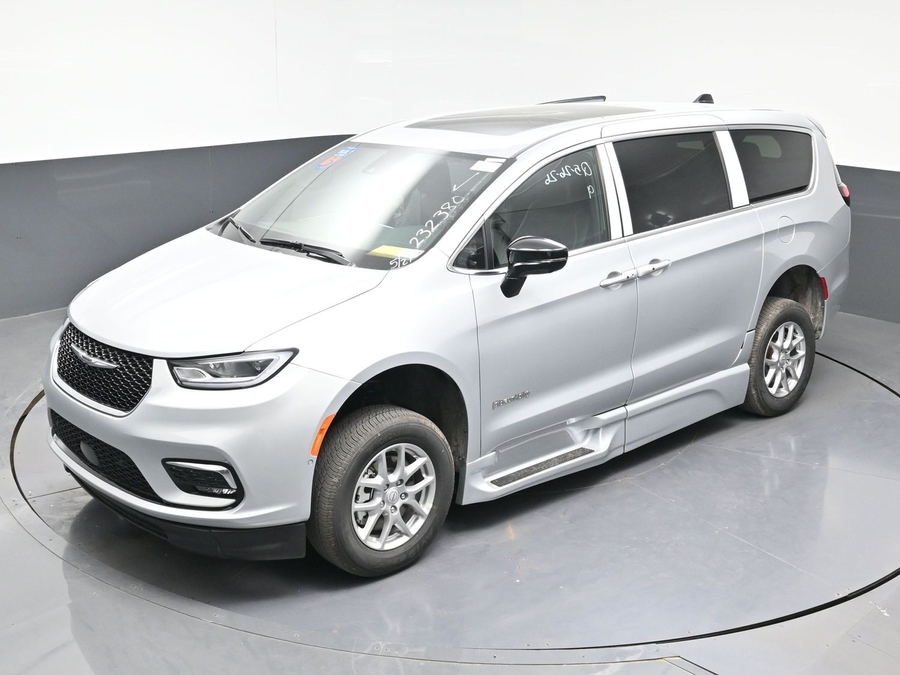 New 2026 Chrysler Pacifica Select Plus - BraunAbility Side Entry Entry Fold Out Automatic Ramp