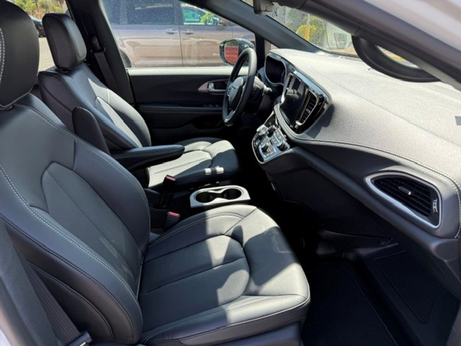 White Chrysler Pacifica image number 10