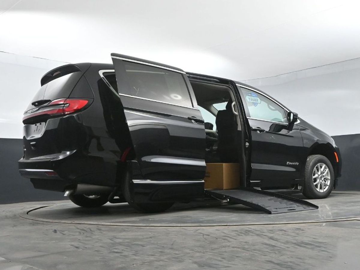 Black Chrysler Pacifica image number 11