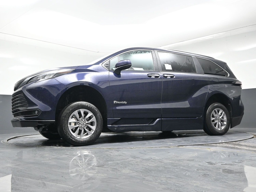 Blue Toyota Sienna image number 19