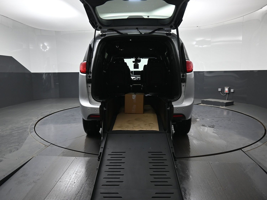Silver Chrysler Voyager image number 9