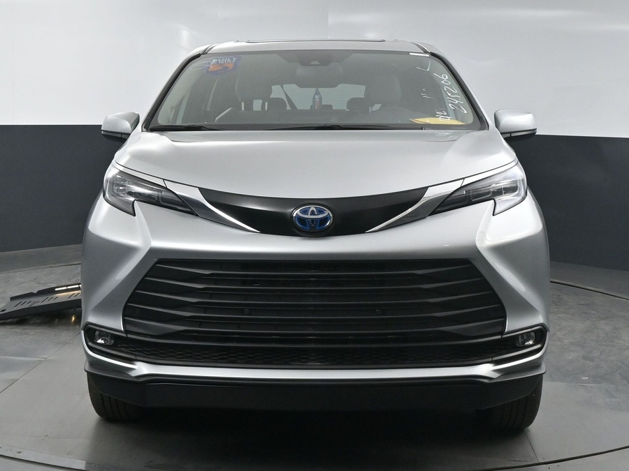 New 2025 Toyota Sienna Hybrid XLE Plus - BraunAbility Side Entry Entry Fold Out Automatic Ramp