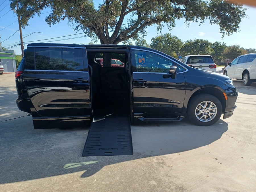 Black Chrysler Pacifica image number 1