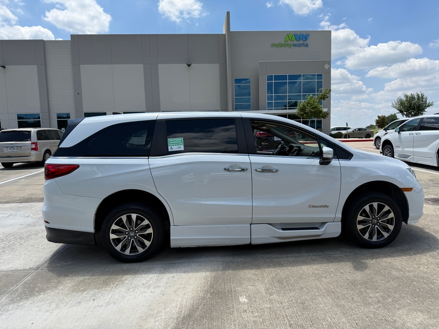 White Honda Odyssey image number 1
