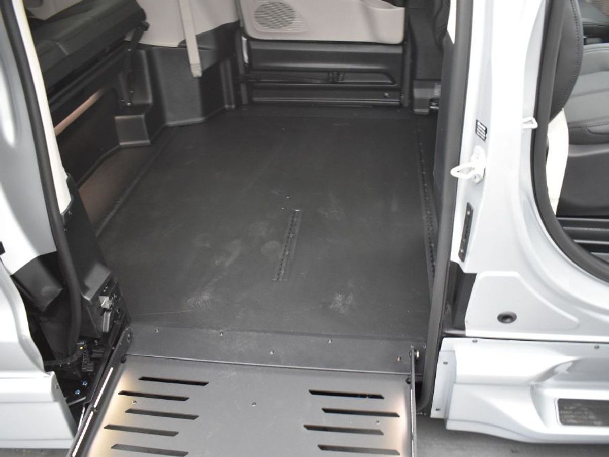 Silver Chrysler Pacifica image number 5