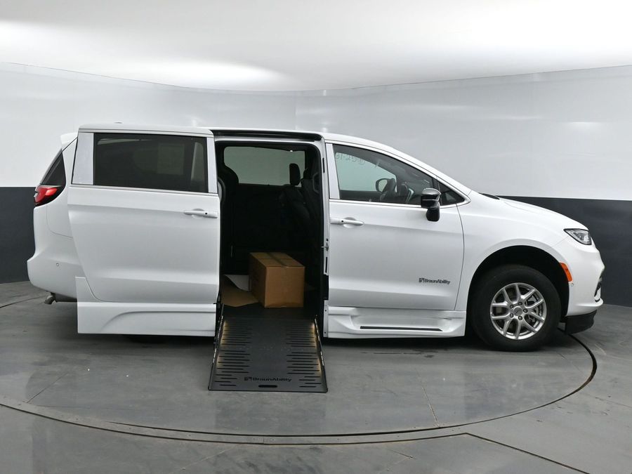 New 2025 Chrysler Pacifica Select Plus - BraunAbility Side Entry Entry Fold Out Automatic Ramp