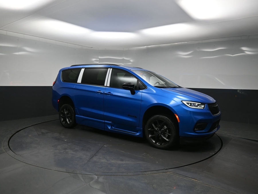 New 2026 Chrysler Pacifica Select Sport - BraunAbility Side Entry Entry In Floor Automatic Ramp