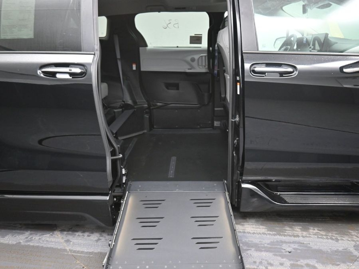 Black Toyota Sienna image number 14