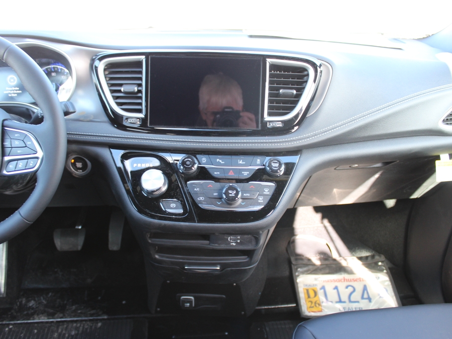 Silver Chrysler Pacifica image number 12