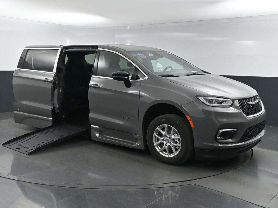 New 2025 Chrysler Pacifica Select Safety - BraunAbility Side Entry Entry Fold Out Automatic Ramp