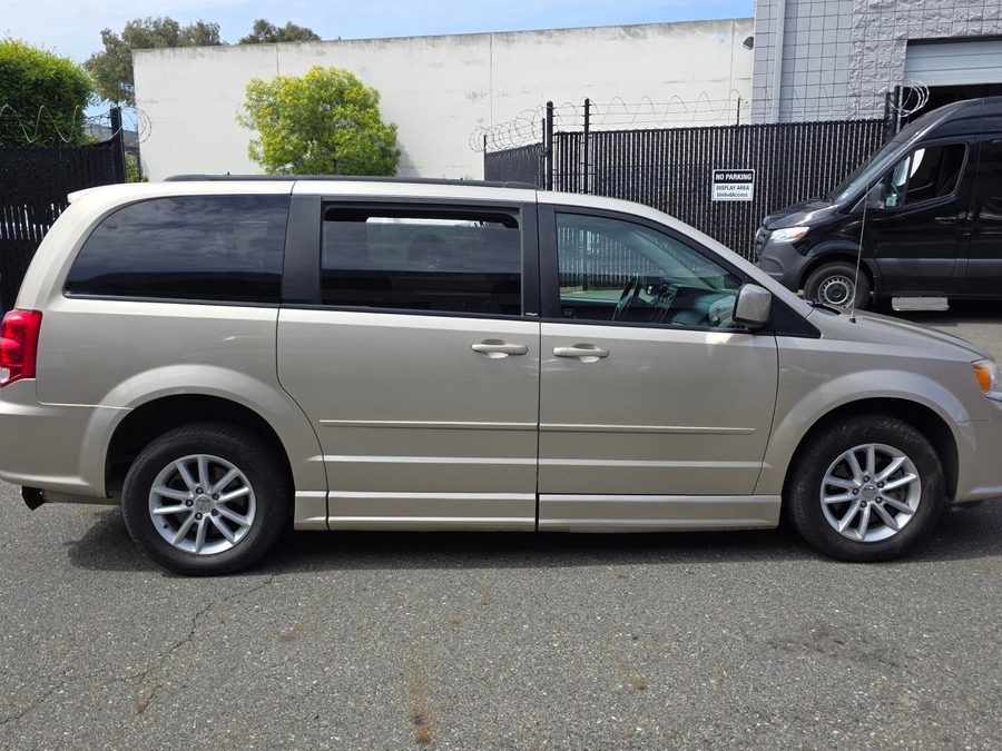 Used 2014 Dodge Grand Caravan SXT - BraunAbility Side Entry Entry Fold Out Automatic Ramp