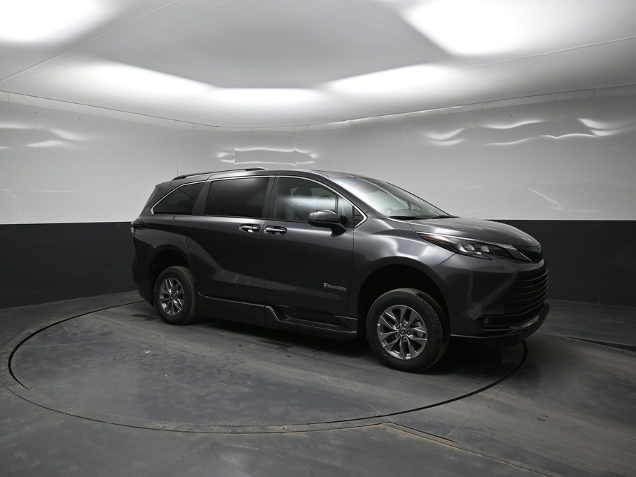 Grey Toyota Sienna image number 17