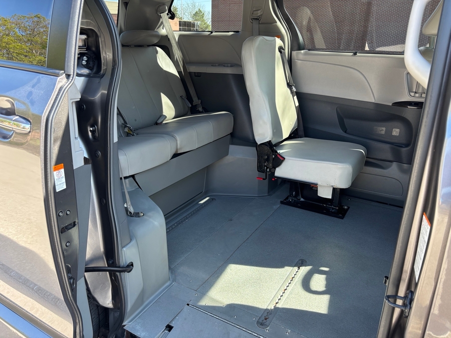 Used 2018 Toyota Sienna XLE - VMI Side Entry Entry In Floor Manual Ramp
