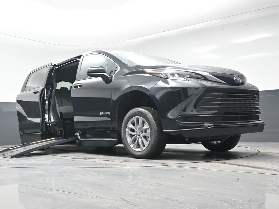 New 2025 Toyota Sienna Hybrid LE - BraunAbility Side Entry Entry Fold Out Automatic Ramp
