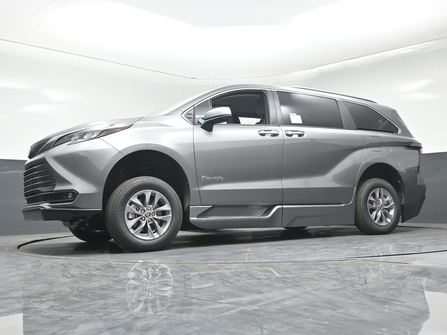 New 2026 Toyota Sienna Hybrid XLE Base - BraunAbility Side Entry Fold Out Automatic Ramp