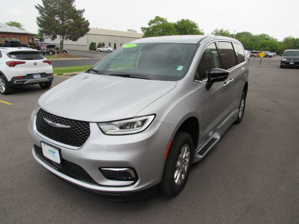Silver Chrysler Pacifica image number 3