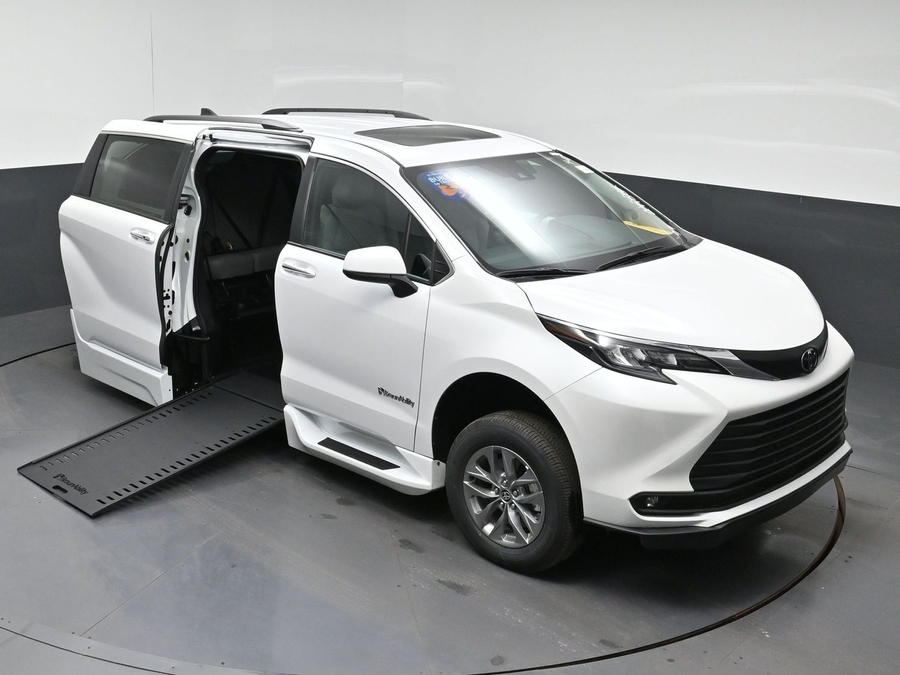 New 2026 Toyota Sienna Hybrid XLE Add - BraunAbility Side Entry In Floor Automatic Ramp