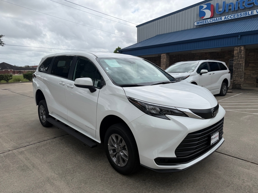 New 2026 Toyota Sienna Hybrid LE - Vantage Mobility Rear Entry Entry Fold Out Manual Ramp