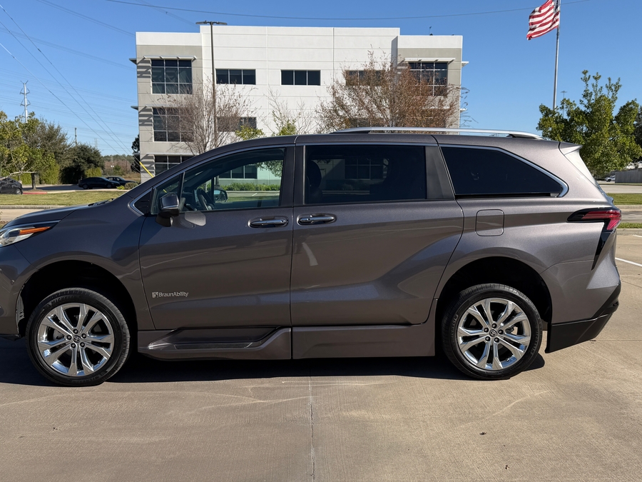 Used 2023 Toyota Sienna Hybrid Platinum - BraunAbility Side Entry Entry In Floor Automatic Ramp