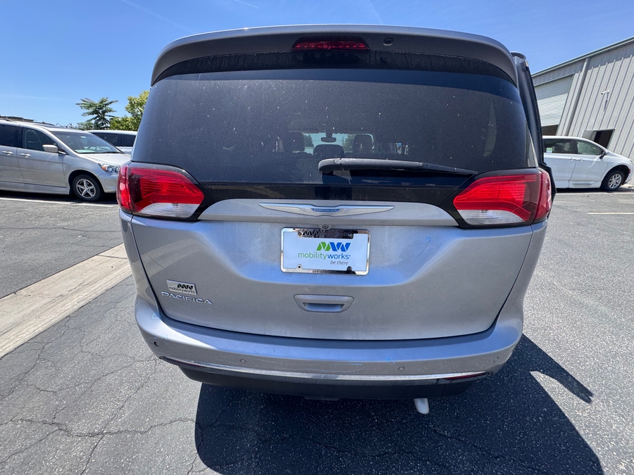 Silver Chrysler Pacifica image number 6