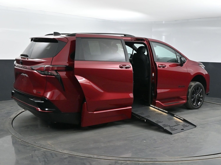 New 2025 Toyota Sienna Hybrid XSE Sport - BraunAbility Side Entry Entry Fold Out Automatic Ramp