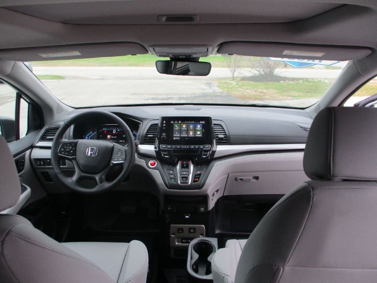 Silver Honda Odyssey image number 12