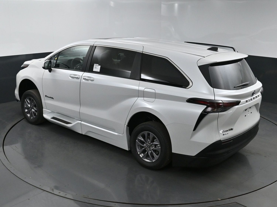 New 2025 Toyota Sienna Hybrid XLE Base - BraunAbility Side Entry Entry Fold Out Automatic Ramp