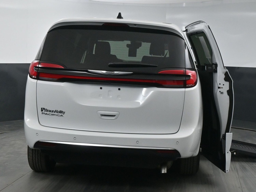 New 2025 Chrysler Pacifica Select Safety - BraunAbility Side Entry Entry Fold Out Automatic Ramp